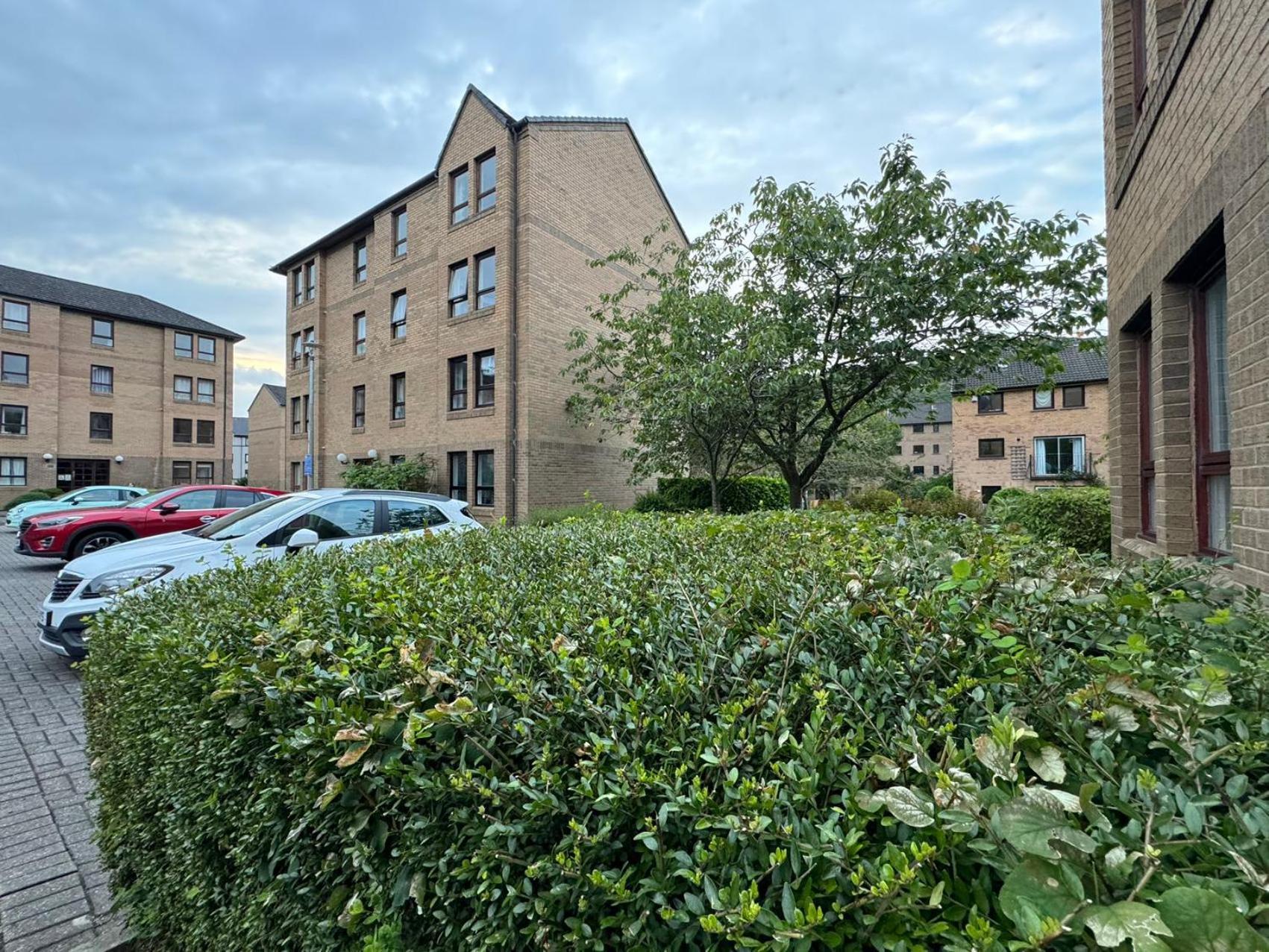 Apartment Two Bedroom Flat Close To Meadows With Free Parking By Parking Permit *